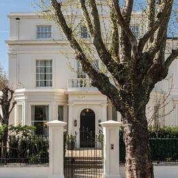 #TravelTuesday | Today we travel to UK, to let you discover a fascinating property in. London. Set behind a private gated frontage on one of Little Venice’s most coveted avenues, this exceptional villa with aoaring ceilings, deep sash windows and beautifully restored joinery seamlessly balancing period character with modern comfort.⁠
⁠
Contact us to get more info about the property⁠

@uksothebysrealty ⁠

#ItalySIR #SothebysRealty #LuxuryRealEstate #UK