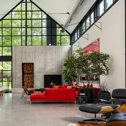 #TravelTuesday | Today we travel to Pennsylvania to discover a one-of-a-kind modernist gem: The Glass Barn, featured in Architectural Record in 1988 and reimagined in 2020, where soaring 28-foot ceilings, expansive open spaces and walls of glass frame the landscape as a living work of art.⁠
⁠
Contact us to get more information about the property, in our bio⁠

@kurfiss_sir 
⁠
#ItalySIR #SothebysRealty #LuxuryRealEstate #Pennsylvania
